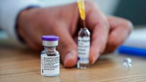 Cirujano general de Florida pide detener uso de vacunas para covid-19 de Moderna y Pfizer