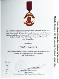 Libro de Chávez Frases y Pensamientos “El Legado” recibió la Medalla Honor al Mérito en su Única Clase de la GNB