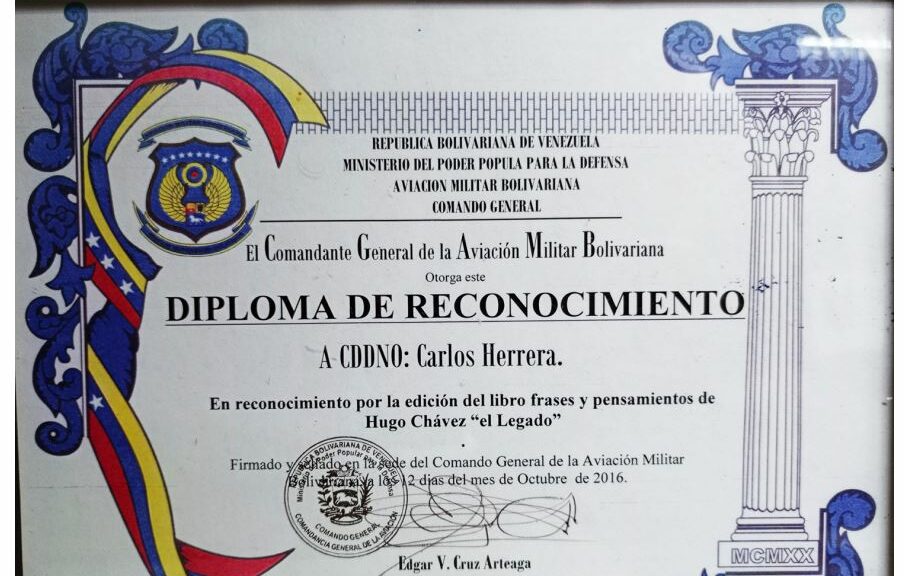 Libro de Chávez Frases y Pensamientos “El Legado” recibió reconocimiento del Comando General de la Aviación Militar Bolivariana