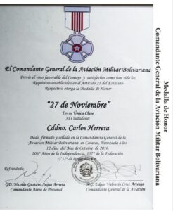 Libro de Chávez Frases y Pensamientos “El Legado” recibió la Medalla de Honor de la Aviación Militar Bolivariana