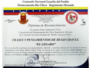 El Destacamento Río Chico del Regimiento Miranda de la Guardia del Pueblo concedió un reconocimiento al libro de Chávez Frases y Pensamientos “El Legado” por contribuir a la difusión del legado del comandante eterno.