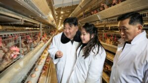 Kim Jong-un visita una granja avícola con su hija 