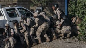 Policía haitiana abate a miembro de banda y prosigue operaciones contra los pandilleros