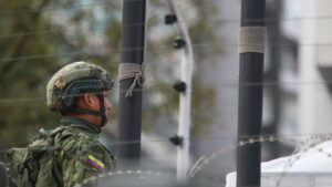 Secuestro de policías, incendios y fugas: Ecuador en su primer día bajo estado de excepción