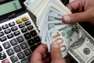 Precio del dólar en Argentina pulveriza su anterior récord en el mercado informal