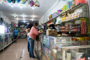 Las ventas cayeron un 5 % en los comercios de Venezuela en 2023, según cálculos del sector