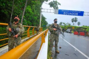 Cinco abatidos, 329 detenidos y frontera militarizada en Ecuador tras ola de violencia
