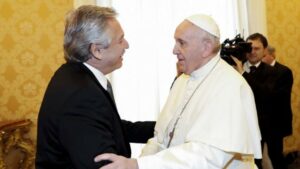 Papa Francisco recibe al expresidente argentino Alberto Fernández en el Vaticano