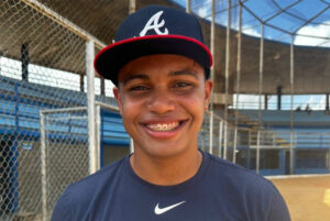 Venezolano José Perdomo recibe 5 millones de dólares y encabeza firmas de prospectos de MLB