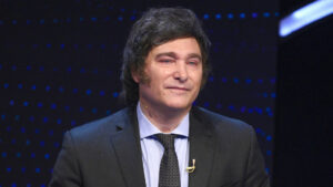 Milei embarca el discurso ‘libertario’ y su receta de shock en Argentina para participar en Davos