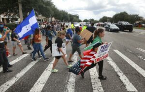 Florida busca prohibir uso de tarjetas de identificación de migrantes indocumentados