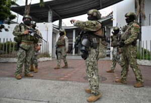 Ministro de Defensa dice que no existe evidencia de armamento de origen peruano en Ecuador
