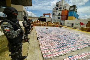 Prisión preventiva en Ecuador para 21 hombres que transportaban 1,9 toneladas de cocaína