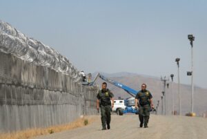 Texas seguirá bloqueando acceso a agentes federales a parte de frontera sur de EE. UU.