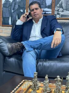 Carlos Herrera, editor de Primicias24 demandará por daños, perjuicios, difamación e injuria a los accionistas Reporte de la Economía
