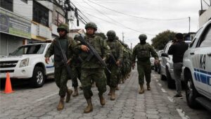 Gobierno de Ecuador militariza puertos y aeropuertos ante la crisis de seguridad