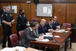 Juicio a Donald Trump por difamación vuelve a retrasarse por enfermedad de un jurado