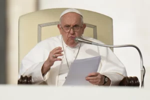 El papa insiste en que «no se bendice la unión homosexual» sino a las personas