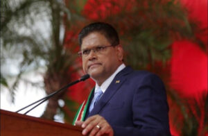 Presidente de Surinam prohíbe un libro que denuncia la corrupción en su país