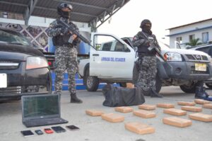 Armada de Ecuador halla media tonelada de droga en lancha que navegaba cerca de Colombia