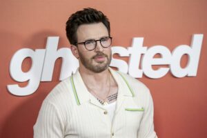 Chris Evans advierte sobre la desinformación ante las elecciones presidenciales de EE.UU.