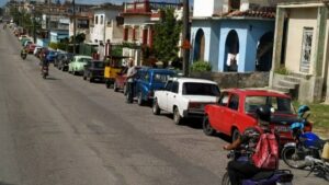 Cubanos se agolpan en las gasolineras antes de que los precios se quintupliquen