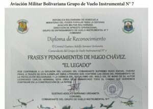 Libro de Chávez Frases y Pensamientos “El Legado” recibió reconocimiento del Grupo de Vuelo Instrumental N° 7