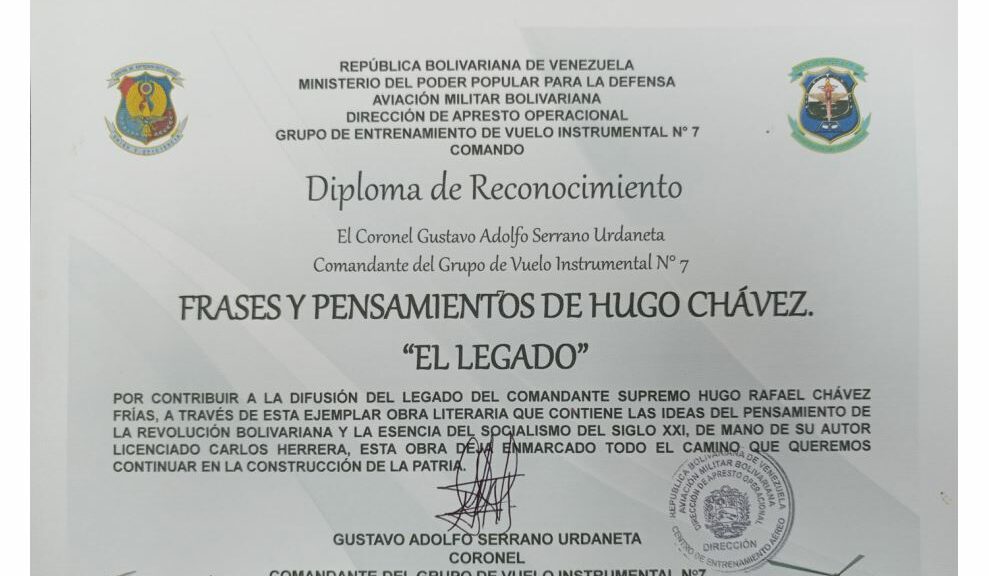 Libro de Chávez Frases y Pensamientos “El Legado” recibió reconocimiento del Grupo de Vuelo Instrumental N° 7