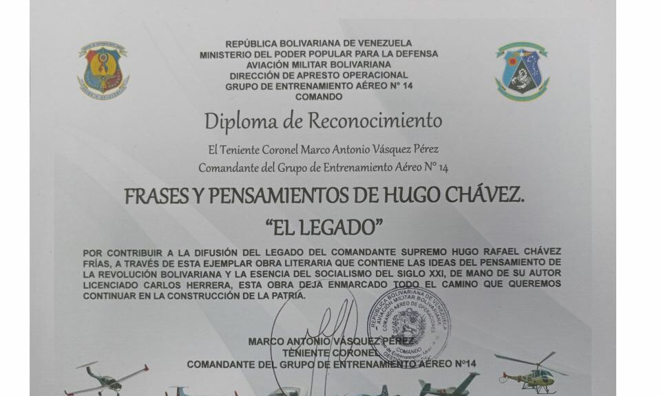 Libro de Chávez Frases y Pensamientos “El Legado” recibió reconocimiento del Grupo de Entrenamiento Aéreo N° 14