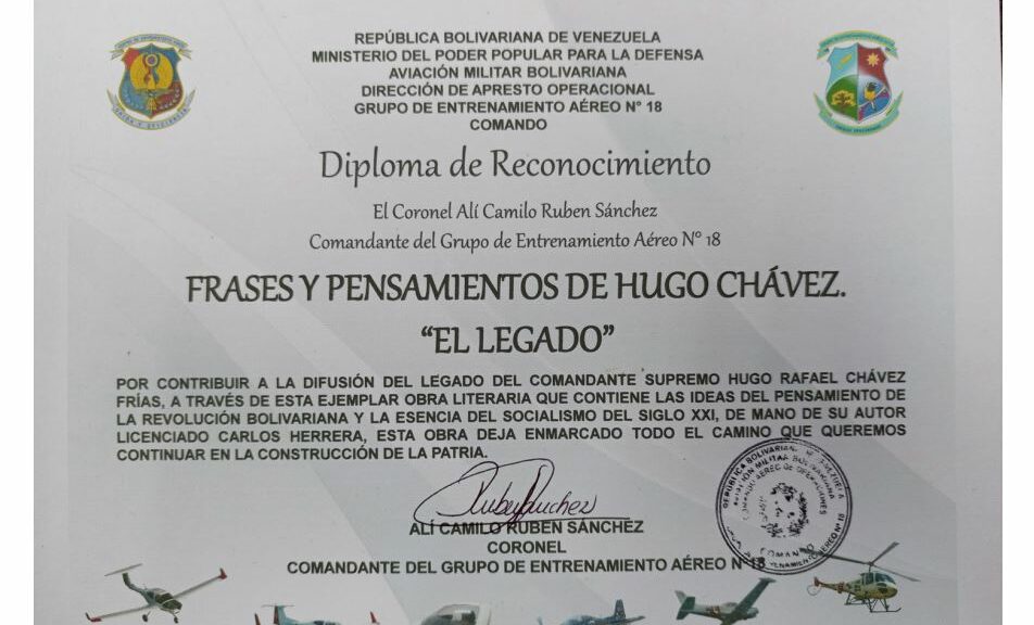 Libro de Chávez Frases y Pensamientos “El Legado” recibió reconocimiento del Grupo de Entrenamiento Aéreo N° 18