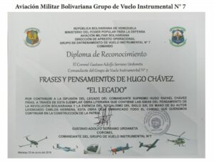 Libro de Chávez Frases y Pensamientos “El Legado” recibió reconocimiento del Grupo de Vuelo Instrumental N° 7