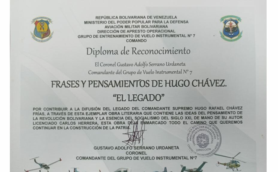 Libro de Chávez Frases y Pensamientos “El Legado” recibió reconocimiento del Grupo de Vuelo Instrumental N° 7