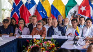 Gobierno colombiano y el ELN prolongan un día más las negociaciones de paz en La Habana
