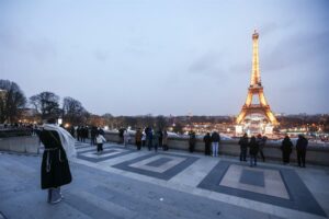 Los carros no volverán a pasar junto a la Torre Eiffel, promete la alcaldesa de París