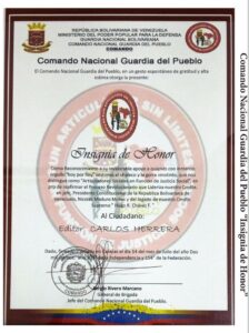 Libro de Chávez Frases y Pensamientos “El Legado” recibió la “Insignia de Honor” del Comando Nacional Guardia del Pueblo