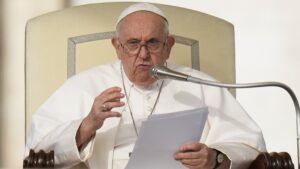 El papa califica de «hipocresía» criticar la posibilidad de bendecir a las parejas homosexuales