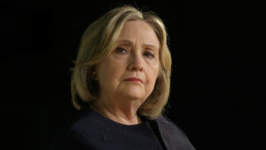 Hillary Clinton arremete contra Tucker Carlson y lo llama «idiota útil» al comentar la entrevista con Putin