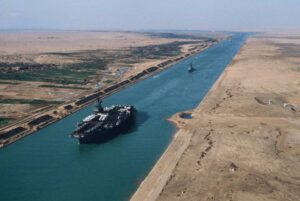 Tránsito marítimo en el Canal de Suez se desploma a la mitad por los ataques hutíes