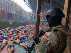 Policías y militares de Ecuador han detenido a 7.925 personas durante estado de excepción