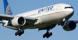 Un vuelo de United Airlines con destino a Boston se desvía a Denver por daños en una ala