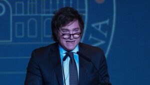 Milei anuncia aumento salarial del 30 % para el mes de marzo