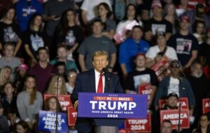 Defensa de Trump pide retrasar 30 días el pago de su multa de 355 millones de dólares