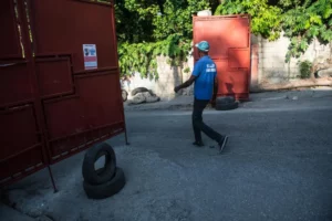 Haitianos se atrincheran tras barreras gigantescas ante inseguridad en el país