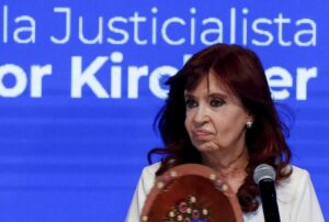 Fiscal pide agravar a 12 años la pena a Cristina Fernández en juicio por corrupción