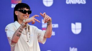 Peso Pluma se cuela en el top 10 de canciones más vendidas de 2023, que lidera Miley Cyrus
