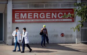 Venezolanos gastan 22,5 salarios mínimos en una cirugía en hospitales públicos