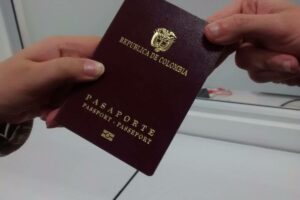 Canciller colombiano dice que la licitación de contrato de pasaportes sigue suspendida
