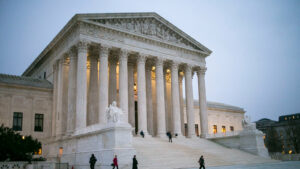 Supremo de EE.UU. acepta decidir si Trump puede ser juzgado por injerencia electoral