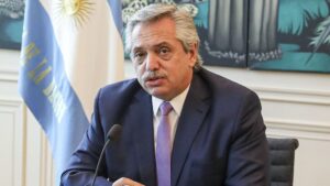 Expresidente Alberto Fernández, imputado por escándalo en contratación de seguros