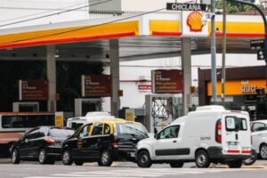 Argentina registra subida de impuesto al combustible y se espera su repercusión en precios